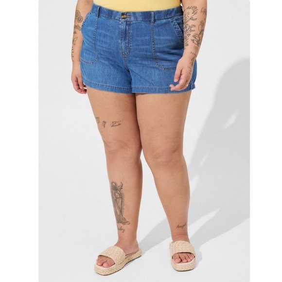 NWT torrid size 20 3.5 Inch Relaxed Utility Lightweight Mid Rise denim Shorts - Picture 2 of 6